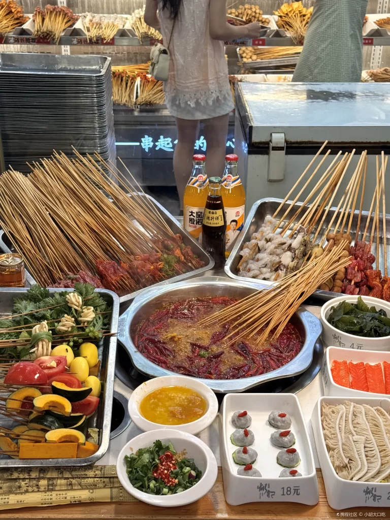 Chengdu Skewers ；Sichuan Skewer Hot Pot；Spicy Skewers ；Street Food；Hot Pot on Sticks 